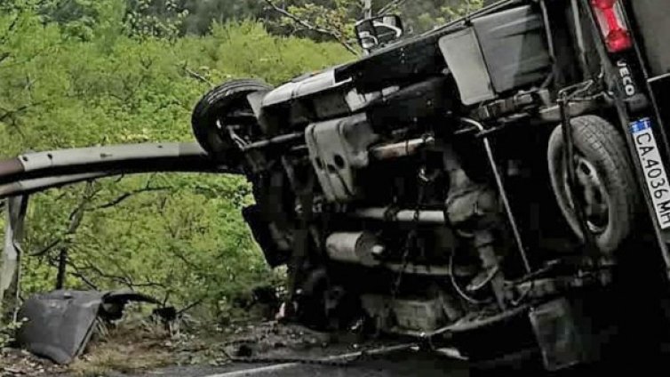 Камион катастрофира на Е-79, има разлив на гориво