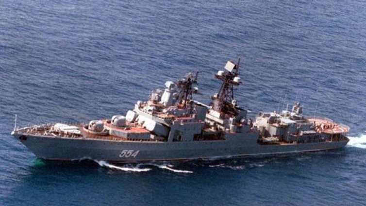 Американски крайцер в опасна близост с руски кораб – на 50 м