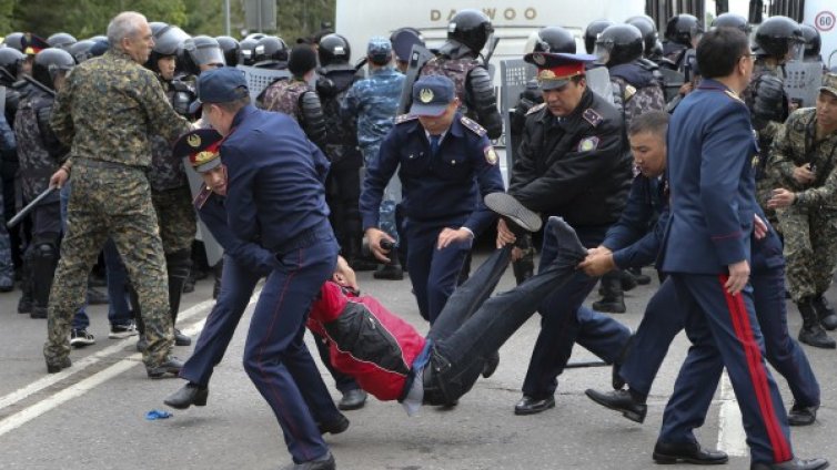 500 задържани в Казахстан при протести в изборния ден
