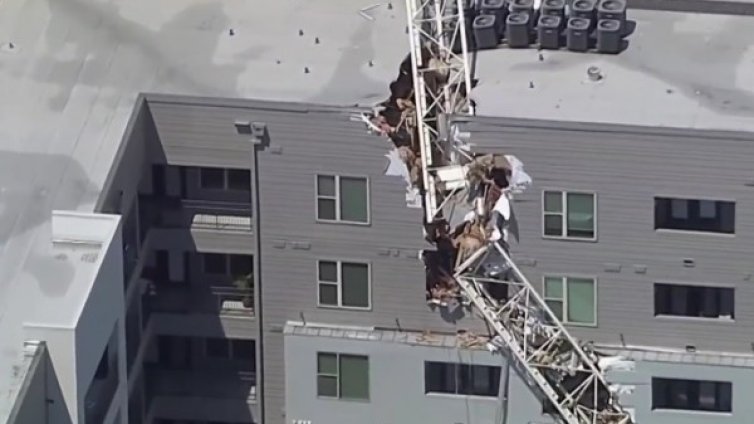 Стрoителен кран рухна в Далас, уби един човек