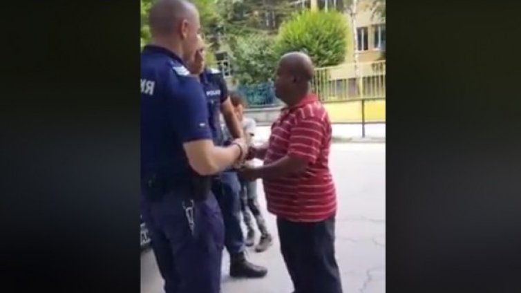 Зверство: Арестуваха мъж, влачил куче с колата си  