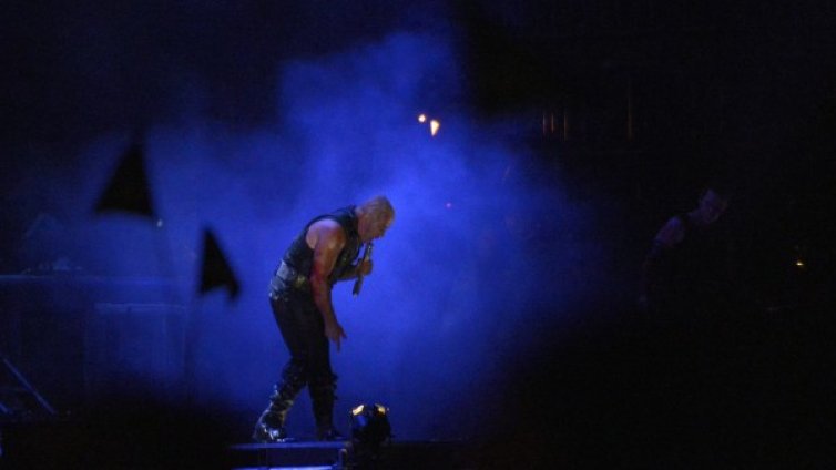 Тил Линдеман от Rammstein разби челюстта на  фен