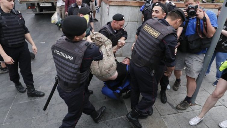 Десетки задържани на протест в Москва, сред тях и Навални