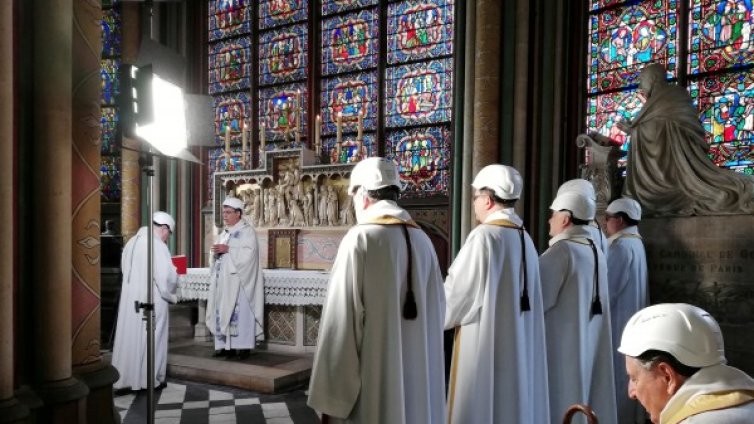 Първата литургия в Нотр Дам... с каска на глава 