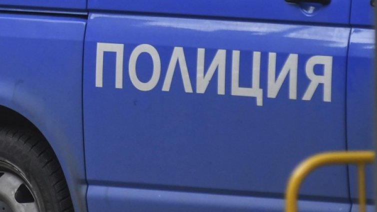 Крадци потрошиха магазин, задигнаха телефони, таблети...