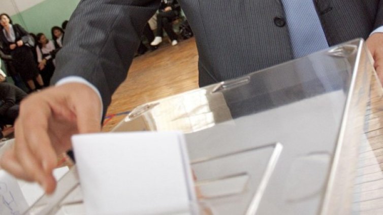 Борисов и Нинова пак се скараха - за партийните пари и "прегръдката на ДПС"