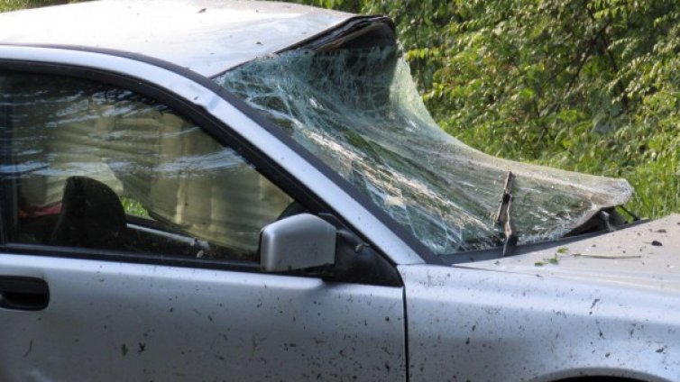 Войната на пътя: Млада жена загина след удар в стълб