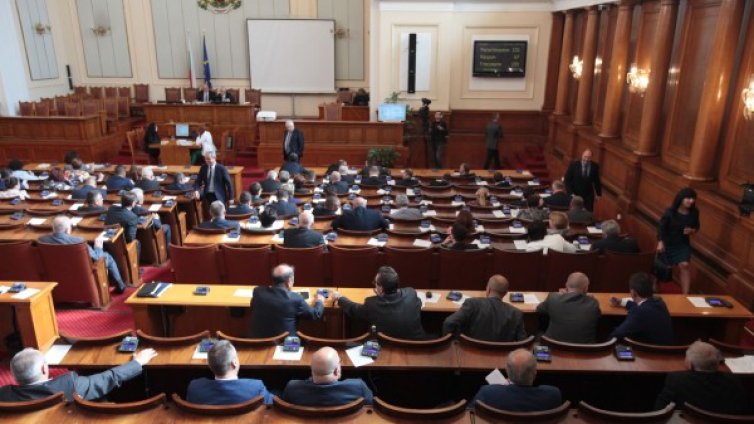 Задава ли се обрат? Отложиха гласуването за партийните субсидии 