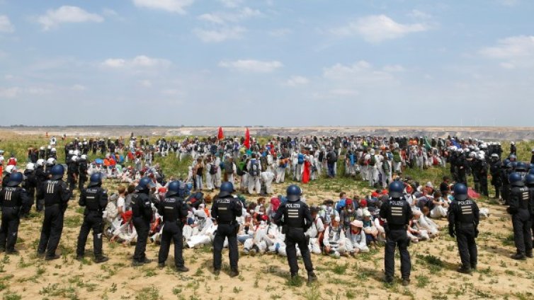500 протестиращи нахлуха в германска мина