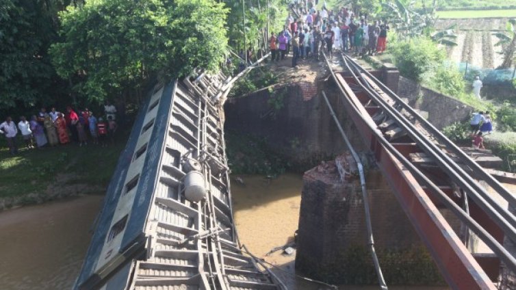 Влак дерайлира заради срутил се мост в Бангладеш