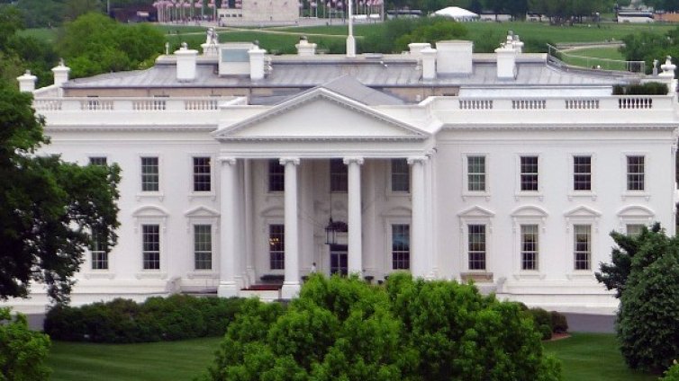 Шефът на протокола на Тръмп напусна заради разследване