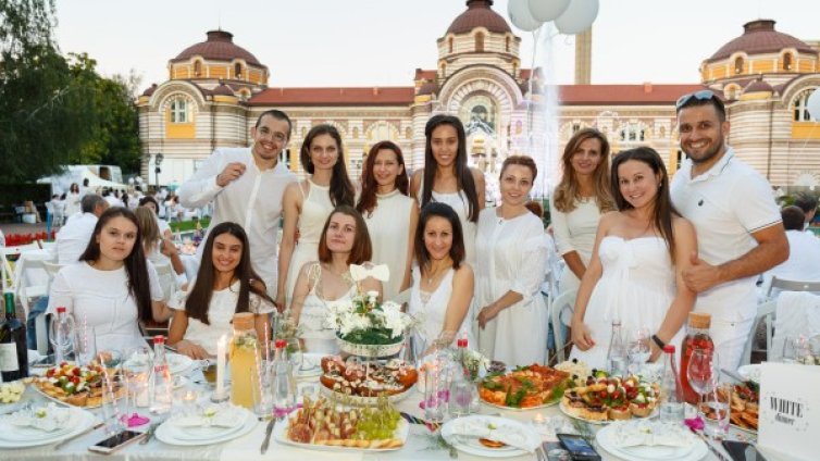Тайно място. Тайна среща. Бяла вечеря!