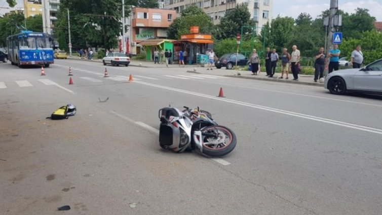 Моторист удари 84-годишен на зебра, дядото с опасност за живота