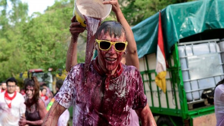 Битка с вино организира всяка година град в Испания