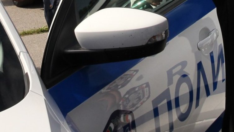 Дядо нападна съседи с ножове, после налетя на полицаи