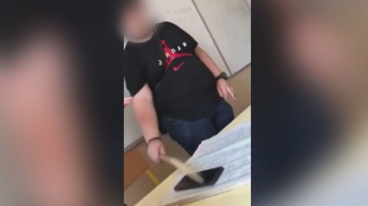 Агресивният към учителка ученик - в ново училище
