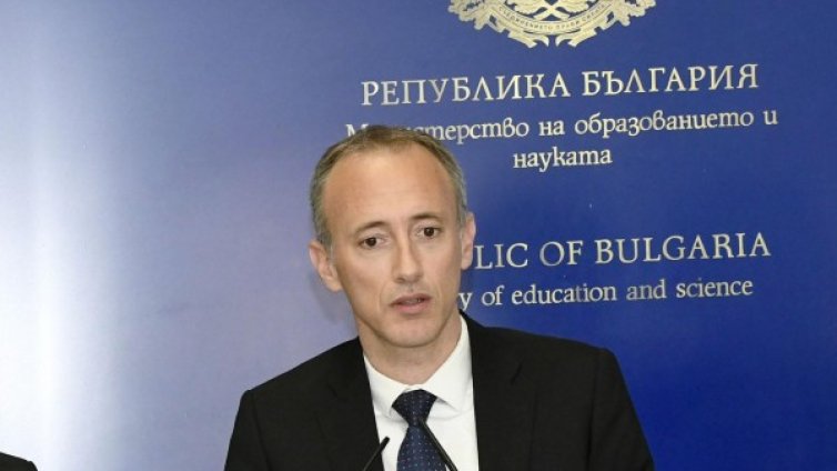 Вълчев иска нова процедура за одобряване на учебници