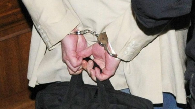 Белезници за 43-годишен, откраднал 58 бона от офис