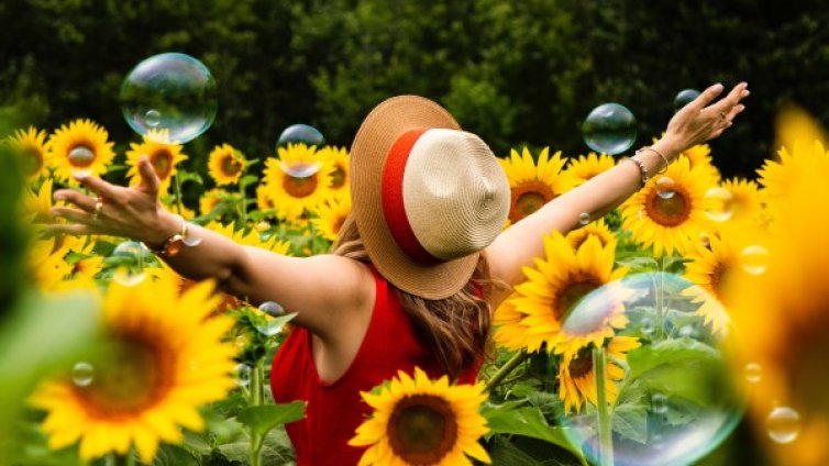 Шерцингер зададе онлайн тренд: Поза Слънчоглед!