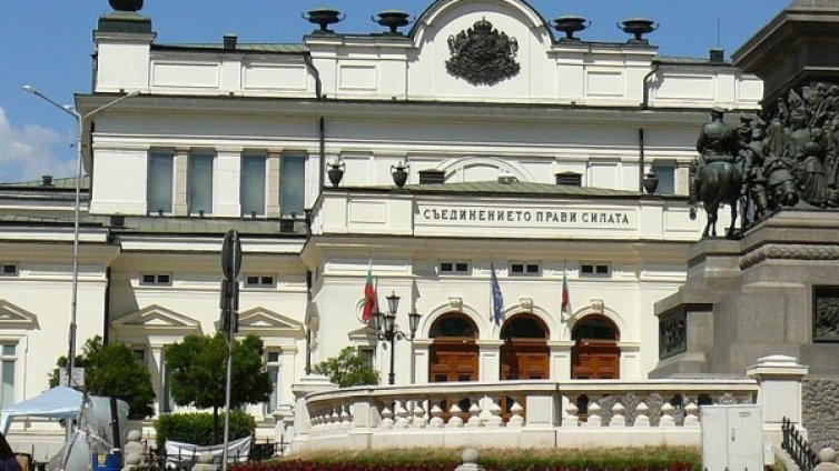 Разумно или през пръсти? БСП и ГЕРБ в схватка кой как е харчил субсидиите си
