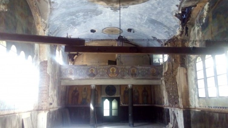 Имоти на църквата за 8 млн. лева се рушат