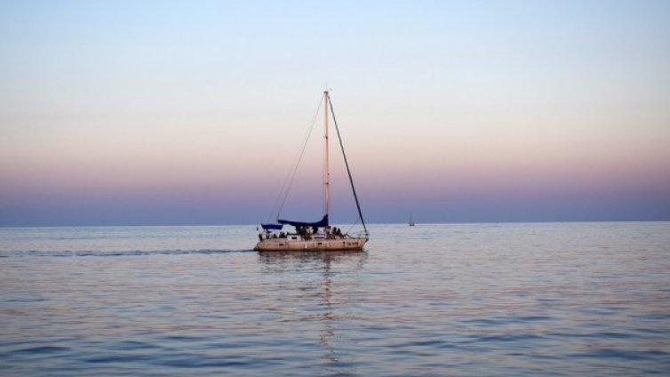 Руско корабче се е обърнало в Черно море, двама са загинали