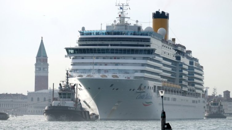 Круизен кораб избегна на косъм сблъсък във Венеция