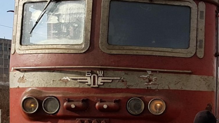 Запали се локомотивът на влaка Ямбол - Бургас, няма пострадали