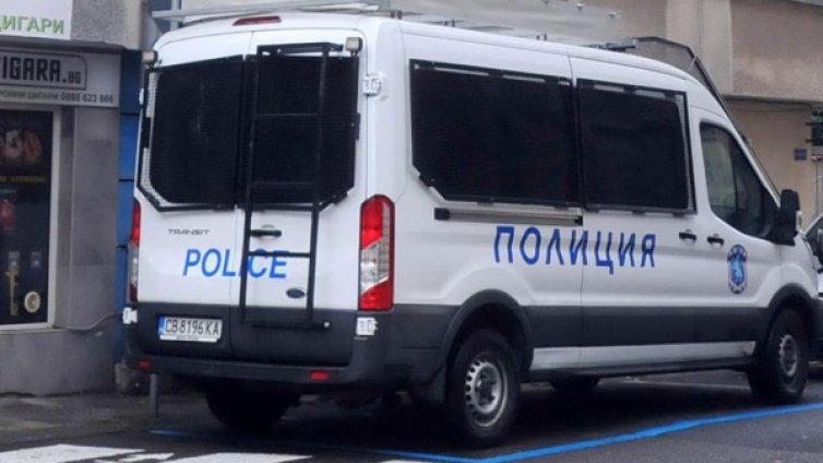 Дрехи-менте за 750 бона хванаха във Варна