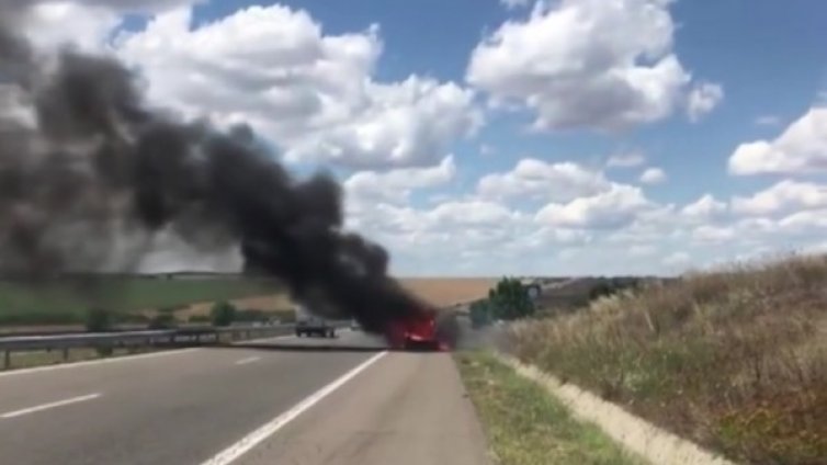 Кола се запали на АМ "Тракия" на изхода на Бургас