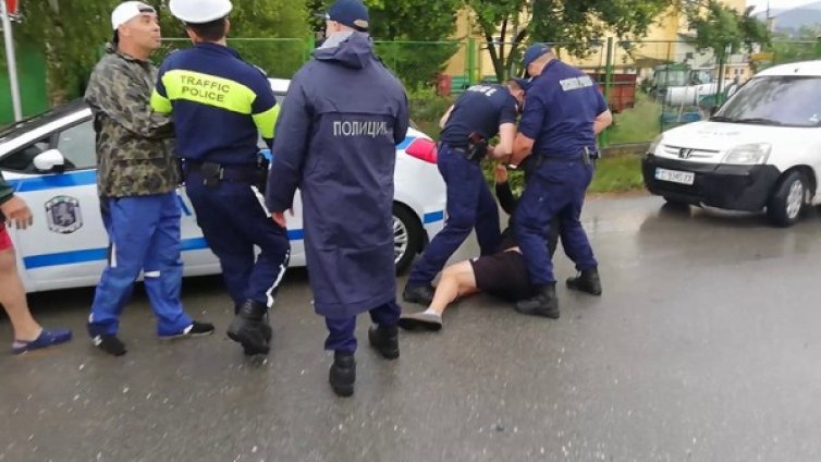 Протест и арест във Велинград, граждани ще съдят полицията