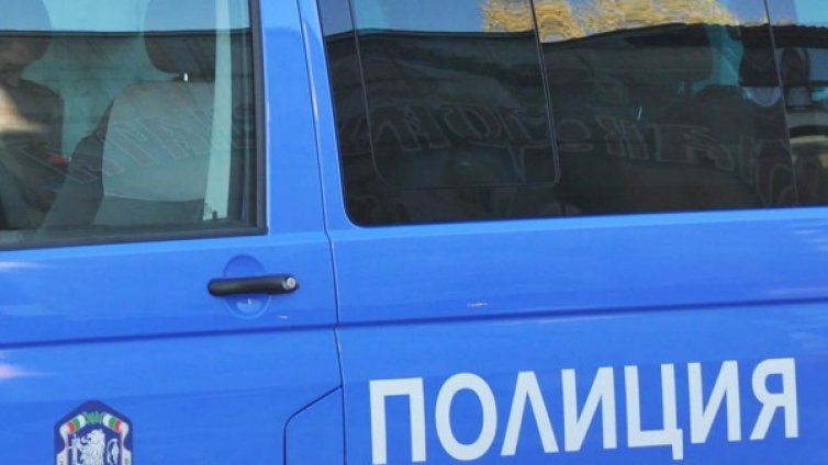 Нагло: 35-годишен блъсна патрулка, не спря на стоп-палка