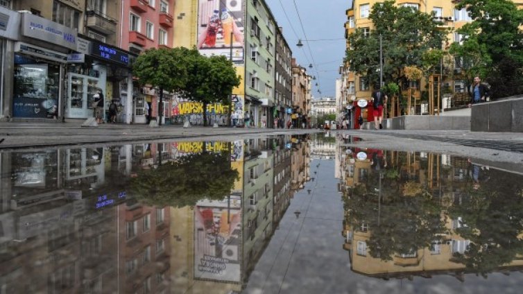 Оранжев код за обилни валежи и бури е обявен за 18 области