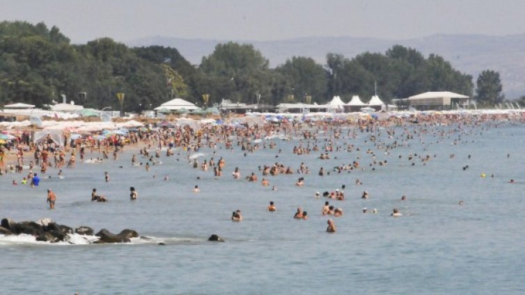 От понеделник: Дъждовете ще спират, но остава хладно