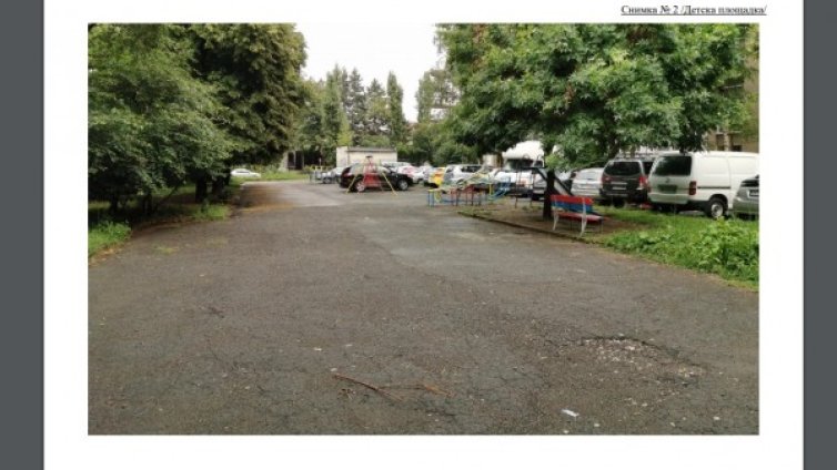 В столичния кв. "Витоша": Разбита площадка, неокосена трева