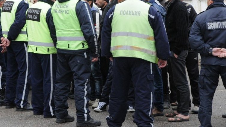 Издирват 9 от бунтовниците от бежанския център в Харманли  