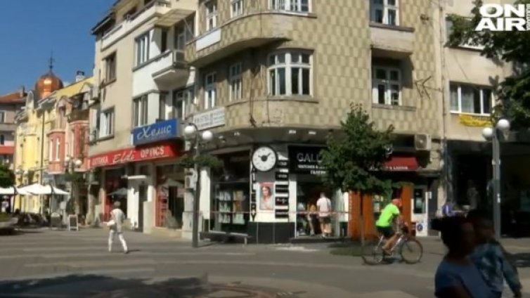 Фасада на сграда в Бургас е рухнала в краката на минувачи