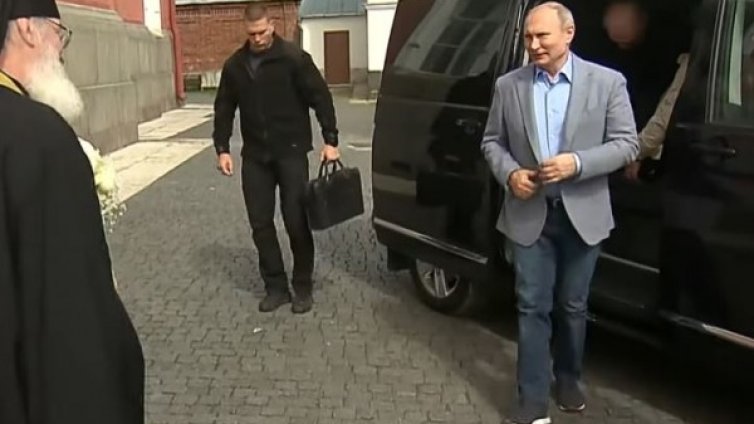 Путин се разходи из руски манастир с маратонки за $1000