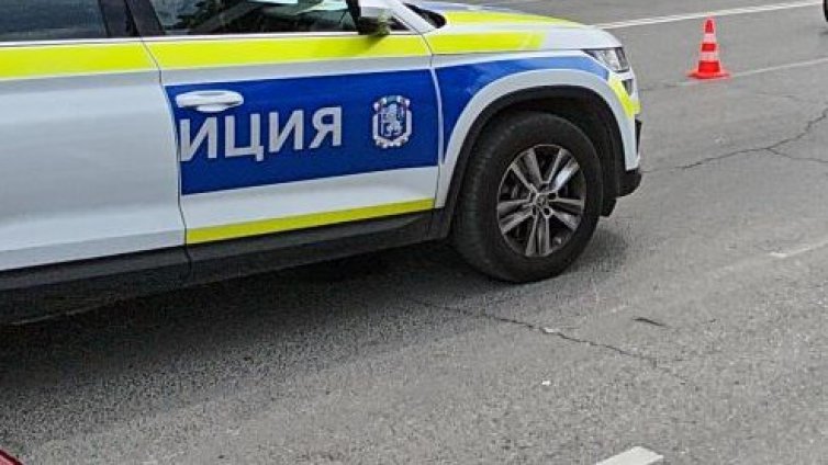 Възрастен шофьор се блъсна в дърво, почина в болница
