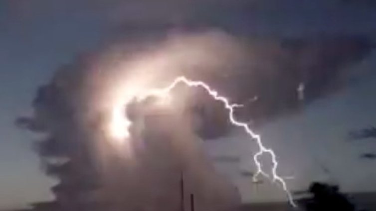 Мълнии погубиха 33 души в северната част на Индия