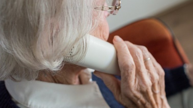 Баба от Дупница се прости със спестяванията си, даде ги на ало измамник