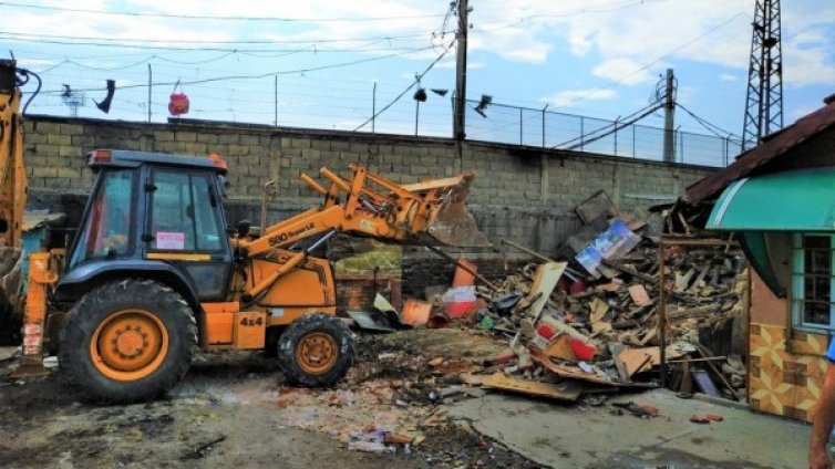 Събарят незаконни постройки в бургаския квартал "Победа"
