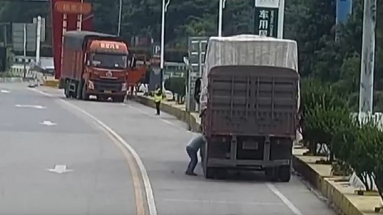 Гума на камион избухна в лицето на шофьора