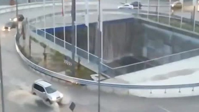 Скъпоструващото кръстовище във Варна стана... водопад