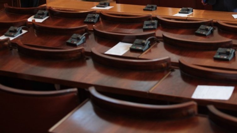 Парламентът подхвана атаката срещу НАП