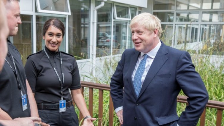 Експерт: Джонсън ще остане на поста си поне до октомври