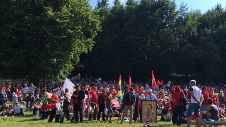 За традиционния събор: Хиляди социалисти на Бузлуджа