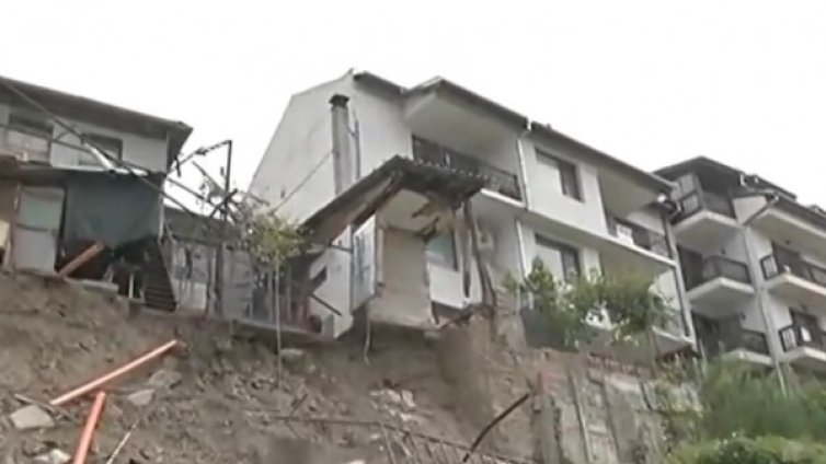 Свлачище и нехайство &ndash; опасност за няколко къщи във Велико Търново