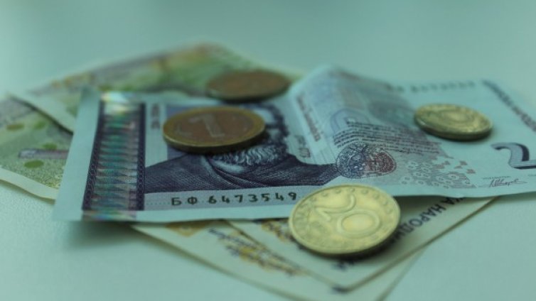 Две съседки, две кокетки: Останаха без халки, обеци...