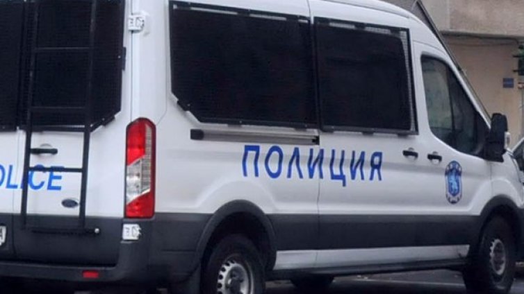 Жена се напи, стреля с газов пистолет и се качи в кола